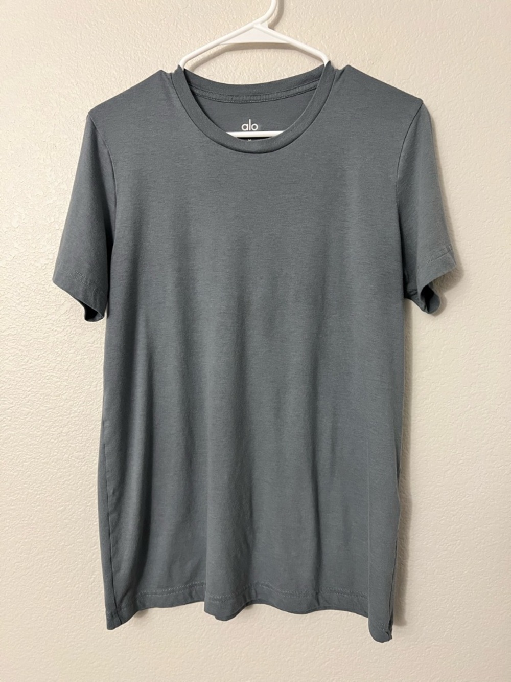 ALO Yoga Men's Short Sleeve Tee in Slate Gray